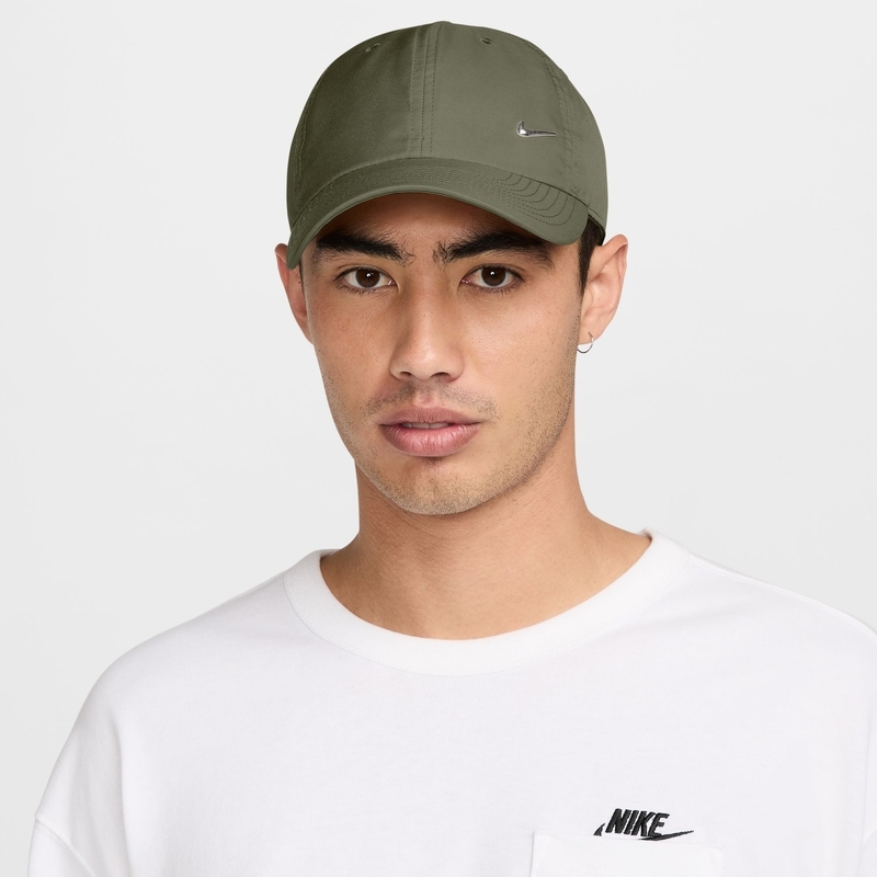 Nike Dri-FIT Club Unstructured Metal Swoosh Cap