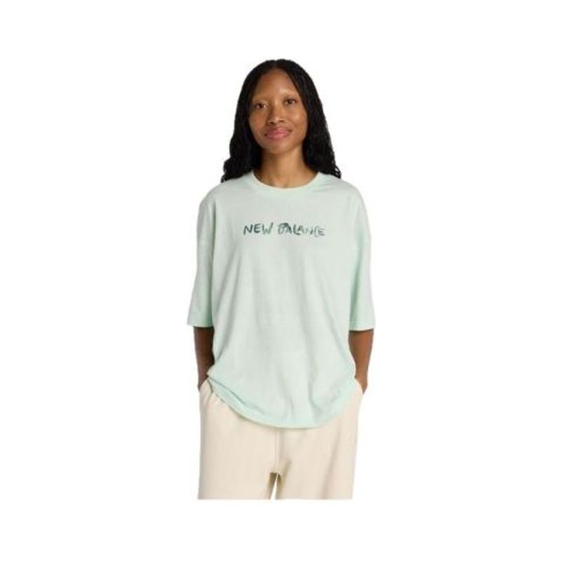 تي-شيرت Visibly Loved بقصة فضفاضة من New Balance – للنساء
